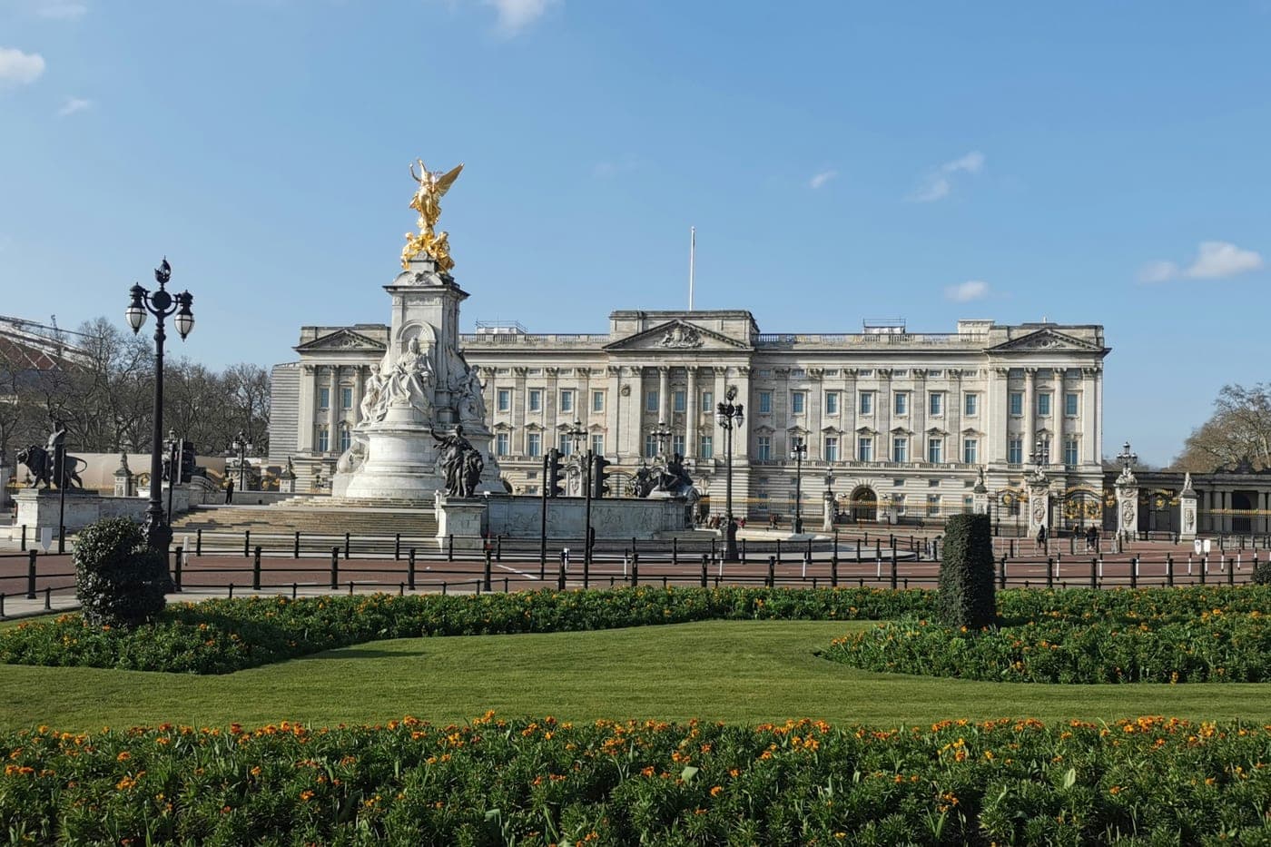 Buckingham Palace behind the Victoria Memorial and the flower beds in front of it