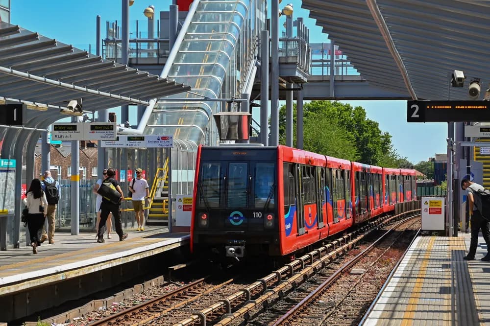 8. DLR (Docklands Light Railway).webp