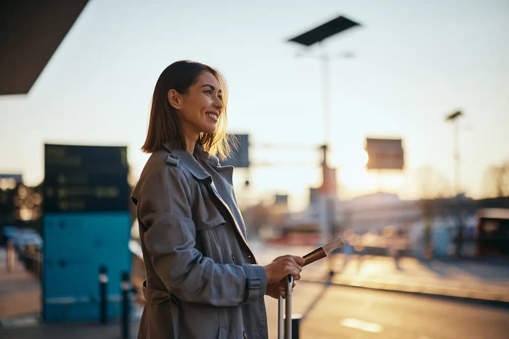 How many airport trips use a minicab or private hire car.webp